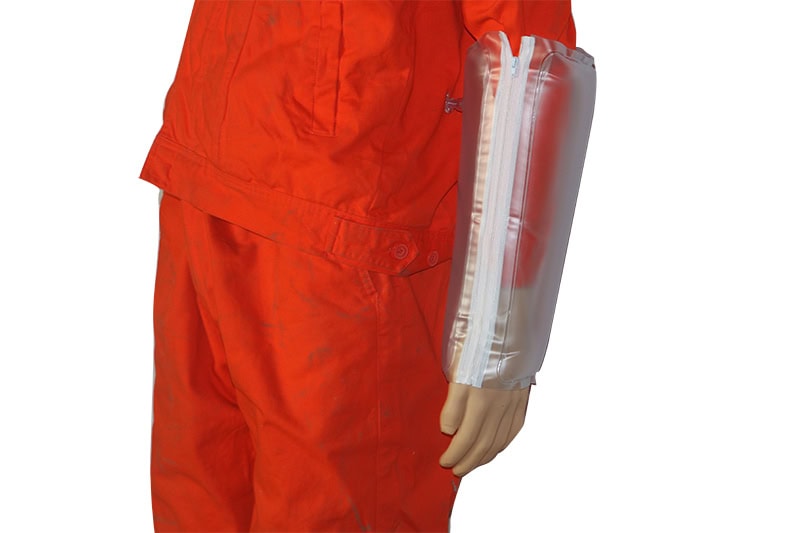 Inflatable forearm splint with zipper